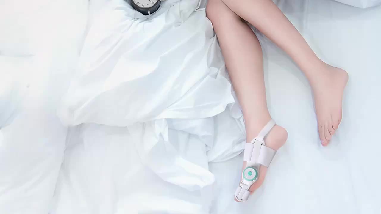 Device for Both Men And Women, Featuring an Adjustable Knob Splint for Bunions, Equipped with a Non-Slip Heel Strap, Compatible with Both Left And Right Feet