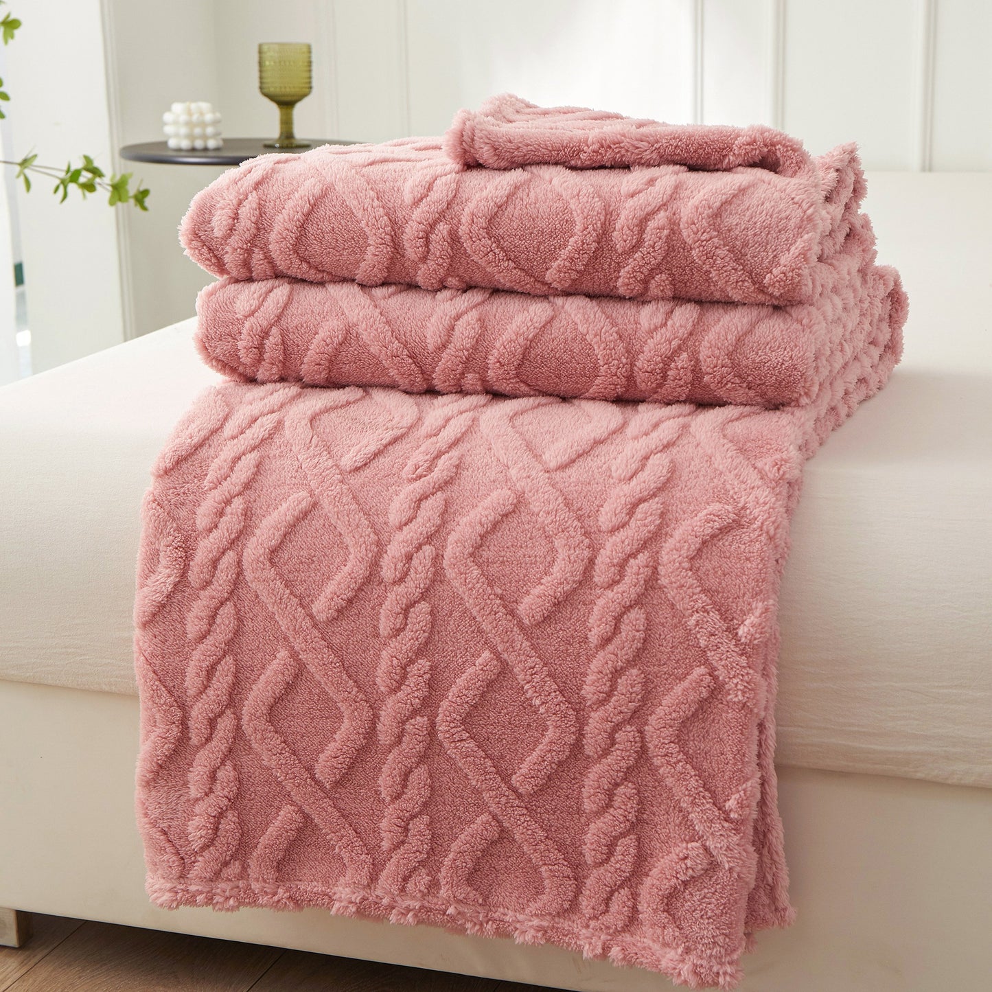 1pc Luxurious Fleece Blanket - Ultra-Soft 3D Plush With Dense Weave For Exceptional Warmth, Cozy Flannel Throw For Bed, Couch, Travel, And Outdoor Use - Versatile, Extra Warm, And Air-Conditioning Friendly Wrap, Best Gift for Christmas and Family, Suitabl