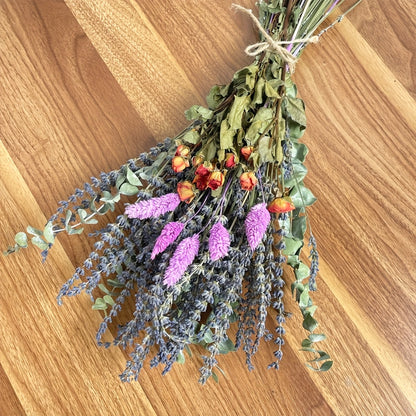 A Collection of 65 Dried Lavender And Eucalyptus Stems, Along with a Dried Rose Bouquet, Perfect for Home Decoration. It Includes Lilac Pink Bunny Tails And Purple Lavender Flowers Suitable for Vases, Adding Fragrance And Charm for Weddings